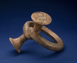 Päähine, 1800-luvun loppu tai 1900-luvun alku (kultalevy ja puu)