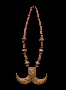 Tiger Claw -kaulakoru, 1800-luvun loppu - 1900-luvun alku (kultafolio, puu, kupari ja koralli)