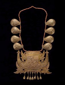 Naisen morsiuskaulakoru, 1800-luvun loppu - 1900-luvun alku (kulta- ja korallihelmiä)