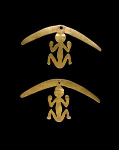 Pari korvakoruja, 600-1600 jKr (vasarattu ja leikattu kulta) tekijältä Culture Nariño