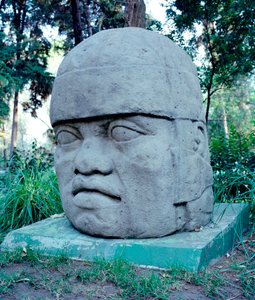 Kolumbiaa edeltävä sivilisaatio: valtava Olmec-pää. 10-7-luvulla eKr. Meksiko. Park Musee de La Vente