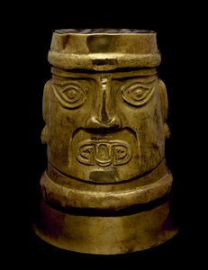 Dekantterilasi, jossa on jumaluus, jolla on Sicán-tyyliset silmät ja hampaat, 800-1350 jKr (kulta)