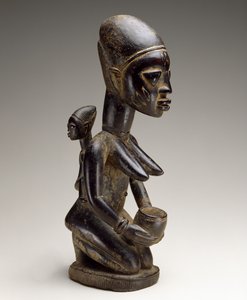 Äiti- ja lapsihahmo, Nigeria, 1800-luvun loppu (puuta ja indigon jälkiä)