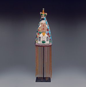 Kuninkaallinen kruunu (ade), 1800-luvun lopusta 1900-luvun alkuun (lasihelmiä, kangasta, koria ja kuitua)