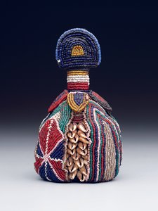 Sisäpään symboli (ibori), 1800-luvun lopusta 1900-luvun alkuun (lasihelmet, cowrie-kuoret ja nahka)