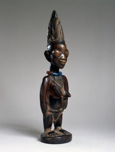 Kaksoishahmo (ere ibeji), Ila-Orangunin alue, Nigeria, 1800-luvun loppu tai 1900-luvun alku (puuta, lasihelmiä ja tukulan jälkiä)