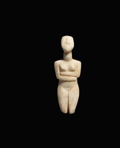 Makaava naarashahmo, varhainen Spedos-lajike, Early Cycladic II, n. 2600-2500 eKr. (marmori)