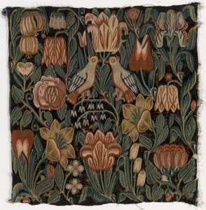 Tapahtunut tyynynpäällinen, joka kuvaa kahta lintua kukkien keskellä, valmistettu Schleswig-Holsteinissa, Tanskassa, n. 1690 (villa) tekijältä Danish School