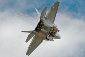 Dynaaminen hävittäjälentokoneen lento tekijältä Darek Siusta