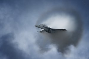 Hävittäjälentokoneen ääni-iskun tekijältä Darek Siusta
