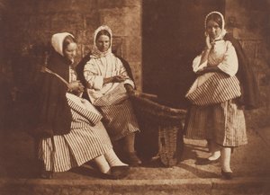Rouva Logan ja kaksi tuntematonta naista, Newhaven, 184347, painettu n. 1916. Tekijät: David Octavius Hill, Robert Adamson, Hill & Adamson. tekijältä Hill and Adamson