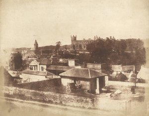 Linlithgow, rautatieasemalta, kaupungintalo, Pyhän Mikaelin kirkko ja palatsi, 1843–184 Tekijät: David Octavius Hill, Robert Adamson.