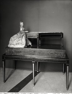 Dulcimer Player (puu ja metalli) (katso myös 157814)