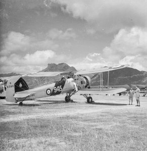 Fairey Swordfish I -torpedopommikone K8386, koodi 945, 824 laivueen laivaston ilmavoimien laivue, Kai Takin lentokentällä, Hongkongissa.