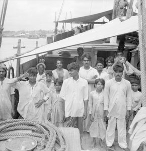 Kapteeni ja miehistö intialaisella Kotia-tyyppisellä Karimi-dhow