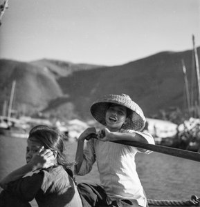 Kaksi nuorta sampan-tyttöä Aberdeenissa, Hongkongissa