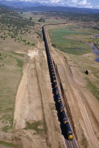 Atchison, Topeka, , Santa Fe -linjan kilometrin mittainen junayksikkö jyrisee. Pohjois-New Mexico.