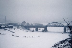Novosibirsk, Ob-joki, Siperia, Neuvostoliitto, Opiskelijat ylittävät jäätyneen Ob-joen jalan lumessa, talvi 1976 (kuva) (kuva)