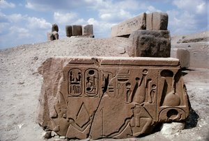 Tanis Egypti, piirustuksia kivijäännökseen Tanisin muinaisessa kaupungissa, jossa on hieroglyfejä.