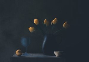 Tunnelmallinen keltainen tulppaanien asetelma