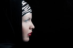 Salaperäisen naisen profiili tekijältä Denisa Justusová Šumcová