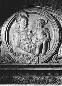 Carlo Marsuppinin muistomerkin Madonna ja lapsi (marmori)