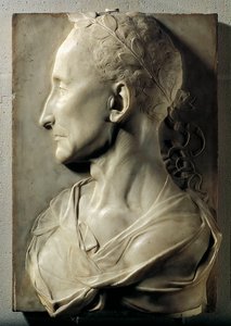 Laure-miehen profiili, joka tunnettiin kerran nimellä Jules Cesar. Desiderio Settignanolle (1428-1464) kuuluva marmoriveistos. 15-luvulla. Louvre-museo, Pariisi