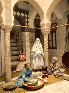 Maurit naiset valmistavat couscousia sisäpihalla, Alger, Algeria, n. 1899 (fotomekaaninen tuloste)