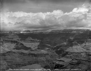 Grand Canyon Arizonassa vastapäätä Bright Angel -hotellia, noin 1900 tekijältä Detroit Publishing Co.