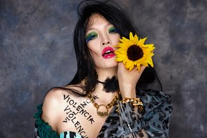 Miss Violence, 2014 (kuva) tekijältä Diana Gomez
