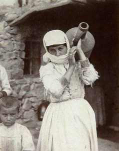Armenian maalaistyttö, Jerevan, Armenia, 1880-luku.