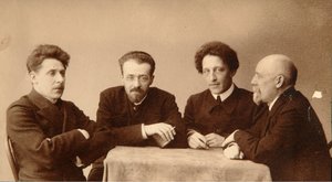 Ryhmämuotokuva runoilijoista Aleksanteri (Aleksandre) Aleksandrovich Blok (1880-1921), Georgii (George) Chulkov (1879-1939), Konstantin Aleksandrovich Erberg (Siunnerberg, Syunnerberg, Sunnenberg) (1871-1942) ja Fjodor Sologub, (Fiodor Sologub) Fjodor Kuzm