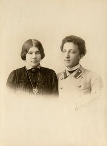 Muotokuva runoilija Alexander (Alexandre) Aleksandrovich Blokista (1880-1921) vaimonsa kanssa. Hopeagelatiinivalokuva Dmitri Spiridonovich Zdobnov (1800-luvun loppu)