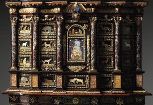 Ludvig XIV:n telinekaappi (kullattu pronssi, pietra dura, kilpikonnankuori, saarni, ebonoitu ja kultakullattu) (katso myös 1766355-6) tekijältä Domenico and Gobelins workshop (attr. to) Cucci