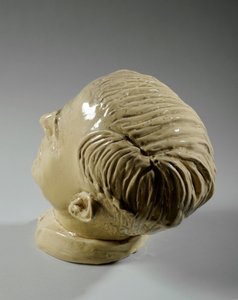Miehen rintakuva, n. 1934 (lasitettu keramiikka) tekijältä Donald Hastings