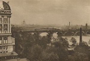 Adelphi Terrace tarjoaa näkymät joelle itään Hotel Cecilistä Tower Bridgelle, vuodelta 1935. tekijältä Donald McLeish