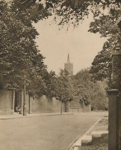 Hampsteadin kirkko Frognal Lanen lehtiseinien väliltä, vuodelta 1935. tekijältä Donald McLeish