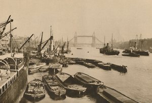 Toimitus Lontoon uima-altaalla: Vista London Bridgestä Tower Bridgeen, vuodelta 1935. tekijältä Donald McLeish