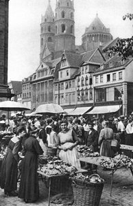 Markkinapaikka Wormsin katedraalissa, Wormsissa, Saksassa, 1922.