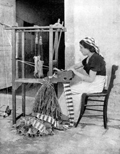 Nainen kutomassa oljilla käsipuulla, Fiesole, Firenzen lähellä, Italia, 1936
