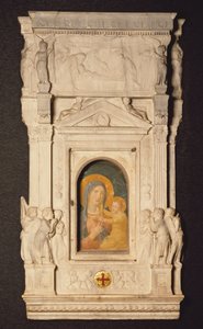 Donatellon (1386-1466) ehtoollisen sakramentin tabernaakkeli eli Ciborium, jossa on katkelma 1300-luvun freskosta, joka kuvaa kuumeisen Madonnaa, Pietarinkirkon aarremuseo, Rooma, Vatikaani tekijältä Donatello