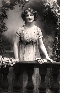 Nina Sevening, näyttelijä, 1900-luku.