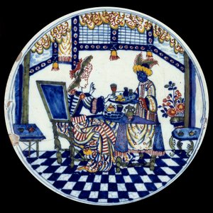 Plat de porcellana de Delft que representa una dona a una taula servida pel seu criat negre. 1705 Sèvres, Museu Nacional de Ceràmica finlandesa tekijältä Dutch School