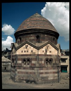 Sulttaani Turbesin kahdeksankulmainen mausoleumi