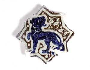 TURKILAATAT: Kahdeksan tähtilaattaa, 1200-luvun alkupuolisko (keramiikka, seinälaatat, lasitustekniikka alla)