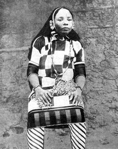 Varakkaan arabien muodikas vaimo, Afrikka, 1936.