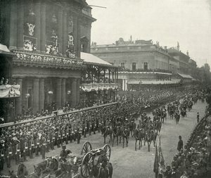 Kuninkaallinen kulkue: Aides-De-Camp ohittaa United Service Clubin, n. 1897 tekijältä E. and S. Woodbury