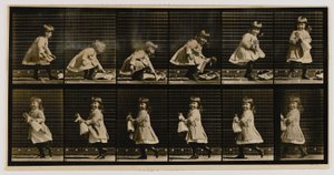 Lapsi nostamassa nukkea, kääntymässä ja kävelemässä pois, kirjasta Eläinten liikkuminen. tekijältä Eadweard Muybridge