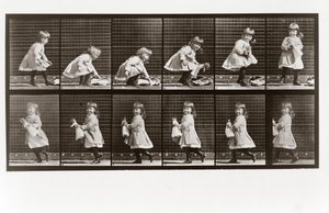 Lapsi leikkii nukella, Animal Locomotionin levy 481, 1887 tekijältä Eadweard Muybridge