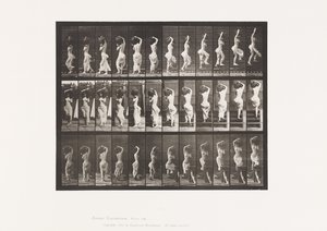 Levy 105. Kääntyvä, nousevat portaat, vesipurkki vasemmalla olkapäällä tekijältä Eadweard Muybridge